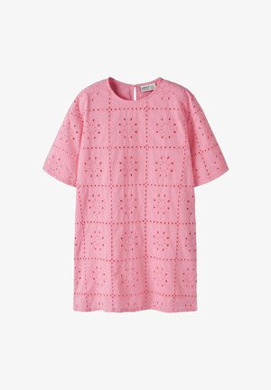 Rožinė su trumpomis rankovėmis su kvadratinio atvartuko raštu ir gėlių išpjovomis, apvaliu iškirptu kaklu ir užsegimu gale su sagomis.