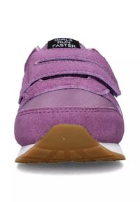 Scarpe sportive viola con cinturini in velcro, materiale scamosciato e sintetico, punta arrotondata e suola in gomma naturale. Etichetta "Le ragazze corrono più veloci" sulla linguetta.