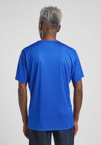 T-shirt de sport bleu à manches courtes, fabriqué dans un tissu lisse et léger, avec un col rond et une coupe décontractée.