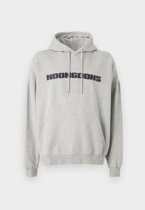 Szara bluza z kapturem wykonana z miękkiej tkaniny, z kieszenią kangurką z przodu i sznurkami. Logo "NOONGOONS" wyraźnie nadrukowane na klatce piersiowej.