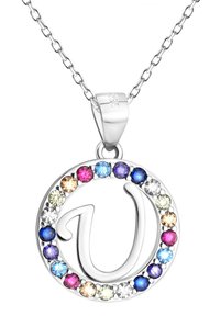 Silverhänge med en cirkulär design som har en framträdande bokstav 'D' omgiven av flerfärgade ädelstenar.