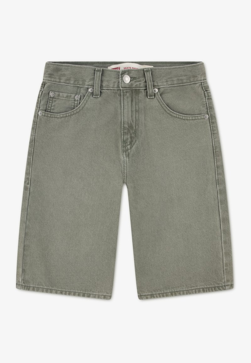 Φωτεινά λαδερά πράσινα κοντά τζιν σορτς με ίσια γραμμή, πέντε τσέπες και εμπρόσθιο φερμουάρ. Απαλή υφή και μινιμαλιστικές λεπτομέρειες.