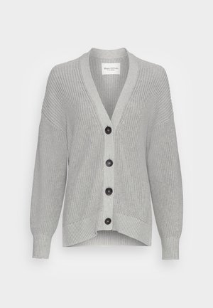 Cárdigan gris claro de punto con cuello en V, mangas largas, puños y bajo acanalados, y cuatro botones oscuros en la parte delantera.