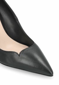 Zwarte leren hoge hak schoen met een puntige neus en een gegolfde zijkant uitsnede, met een zachte textuur en minimale stikseldetails.