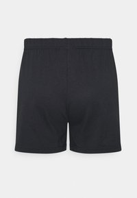 Pantaloni corti neri in cotone con vita elasticizzata. Design semplice, senza motivi o dettagli visibili. Orli rifiniti e texture liscia.