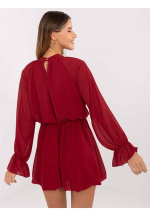 Rotes Chiffonkleid mit langen Ärmeln, geraffter Taille und Schlitzdetail am Rücken. Weicher, fließender Stoff mit glockenförmigen Ärmelbündchen.