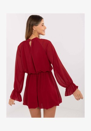 Rotes Chiffonkleid mit langen Ärmeln, geraffter Taille und Schlitzdetail am Rücken. Weicher, fließender Stoff mit glockenförmigen Ärmelbündchen.