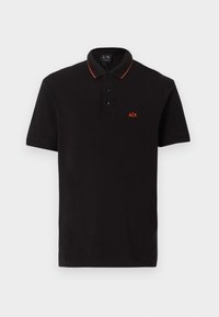 Polo noir à manches courtes avec trois boutons, bordure orange sur le col et petit logo A|X orange sur la poitrine gauche.
