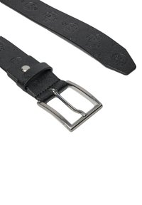 Zwarte leren riem met patroon en een zilveren rechthoekige gesp, met een gestructureerde afwerking en reliëfsymbolen langs de riem.