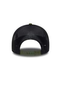 Gorra snapback negra de malla con una corona redondeada y una correa ajustable verde. Presenta un tejido texturizado y un botón central en la parte superior.