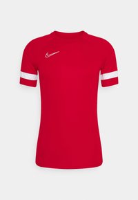 Camisa deportiva roja de manga corta hecha de tejido ligero. Presenta detalles en blanco en las mangas y un pequeño logo de Nike en blanco en el pecho.