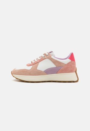 Sneakers con una toma superiore in suede rosa e pannelli sintetici bianchi, impreziositi da dettagli viola e rosa. Suola intermedia spessa bianca e suola in gomma.