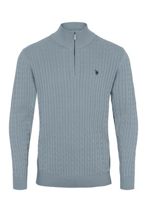 Ljusblå kabelstickad tröja med kvartzip-krage och ribbade ärmmuddar. Har en liten emblem på bröstet. Mjuk textur, klassisk design.