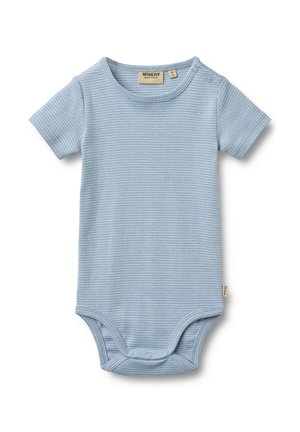 Body de manga corta azul claro con textura acanalada y rayas horizontales blancas. Cuenta con cierre de broches en el hombro y la parte inferior.
