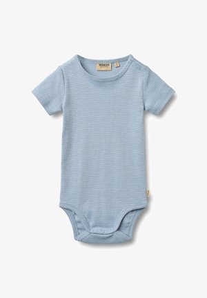 Svijetloplavi bodi kratkih rukava s rebrastom teksturom i bijelim vodoravnim prugama. Ima kopčanje na drukere na ramenu i dnu.