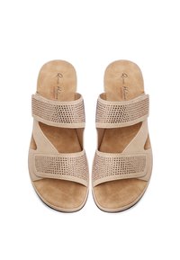 Sandali beige con due ampie cinghie caratterizzate da una trama decorata e da applicazioni di strass. Soletta morbida simile al camoscio e forma arrotondata.