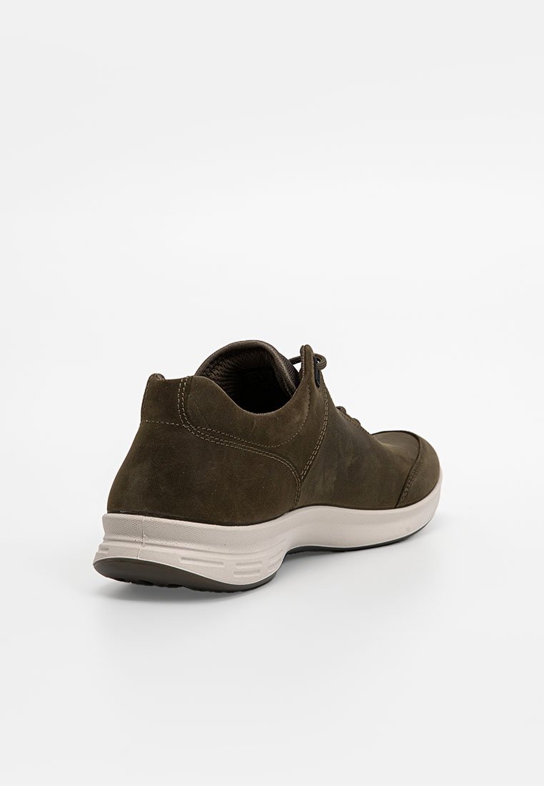 Zapatilla de ante color caqui con punta redondeada, cuello acolchado y suela de goma blanca. Presenta costuras en contraste y diseño de cordones.