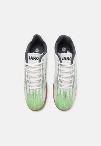 Zapatos deportivos blancos con un diseño en gradiente verde y negro, con un upper texturizado, suela de goma y la marca JAKO en la lengüeta.