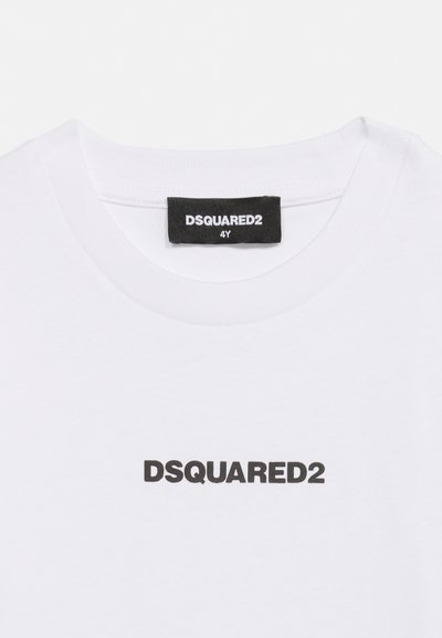 Λευκό T-shirt DSQUARED2 με μαύρο λογότυπο της μάρκας στο κέντρο του στήθους και μαύρη ετικέτα DSQUARED2 στο γιακά.