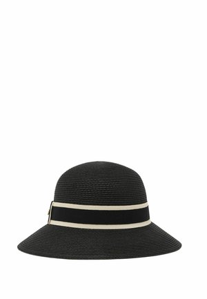 Zwarte, breedgerande geweven hoed met een zwart-wit gestreept lint en een kleine gouden gesp aan de zijkant.