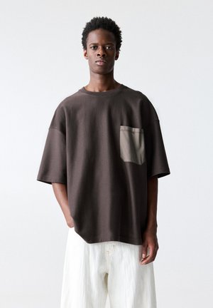 SHORT SLEEVE WITH POCKET - T-shirt con stampa - brown