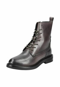 Bottine en cuir gris foncé, avec un bout rond, des lacets à l'avant et une semelle plate noire avec des détails cousus. Design minimaliste.