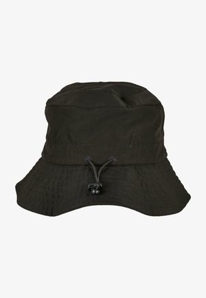 Cappello a secchio nero realizzato in tessuto resistente, con una corona arrotondata e una larga visiera. Include un cordino regolabile con un fermaglio per una vestibilità perfetta.