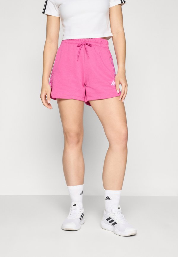 ESSENTIALS 3 STRIPES PRINT CARGO - Sports shorts - semi lucid fuchsia