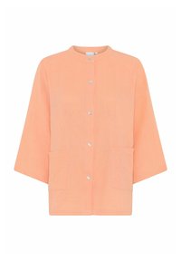 Perzikkleurige lichtgewicht button-up jack met een ronde halslijn, driekwartmouwen, twee voorzakken en doorzichtige knoopdetails.