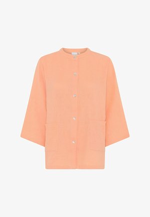 Jasne broskyňové ľahké sako s gombíkmi, okrúhlym výstrihom, trojštvrťovými rukávmi, dvomi prednými vreckami a priehľadnými gombíkovými detailami.