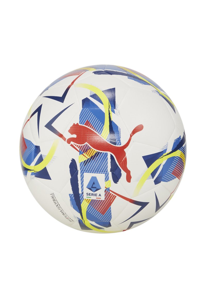 Hvid fodbold med multikolor geometriske mønstre. Har et rødt Puma-logo og en blå "SERIE A"-etiket. Struktur overflade.
