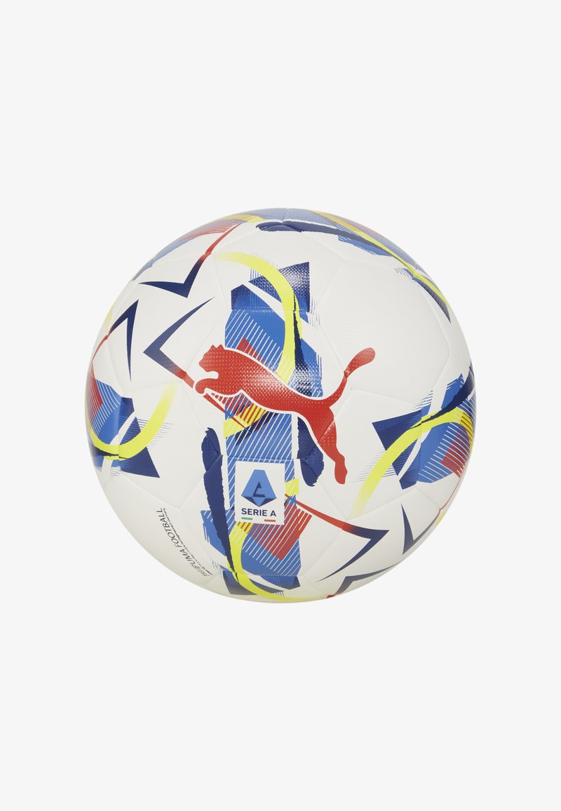 Palla da calcio bianca con motivi geometrici multicolori. Presenta un logo Puma rosso e un'etichetta blu "SERIE A". Superficie testurizzata.