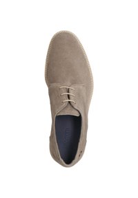 Wildlederbraunes Schuhwerk mit runder Zehenpartie, ausgestattet mit einer Schnürung und kontrastierenden Nähten. Das Innere ist schwarz mit Logodetails.