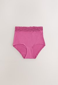 Sous-vêtement rose taille haute pour femmes avec une large ceinture en dentelle, posé à plat sur un fond neutre.