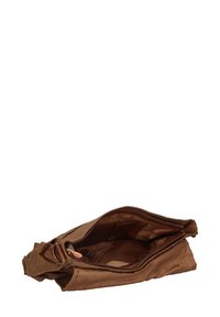 Borsa in tela marrone con chiusura a zip, dotata di molteplici tasche interne e dettagli in pelle. Progettata in una forma morbida e flessibile.