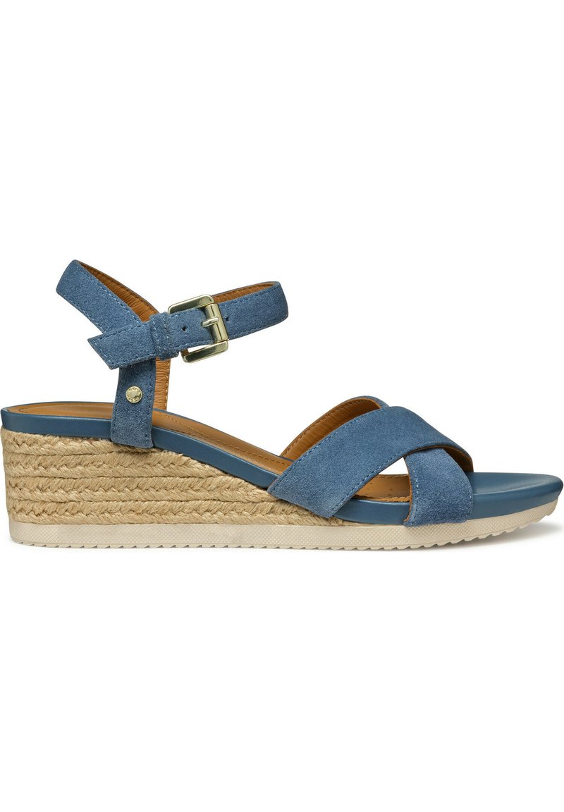 Blauwe nubuck wedge sandaal met gekruiste banden, enkelgesp, jute-wikkel platform en een getextureerde rubberen zool. Voorzien van een gladde voering.