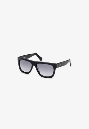 Ochelari de soare din plastic negru cu un cadru pătrat, lentile gri cu presiune gradientă și brațe drepte, decorate subtil pe laterale.