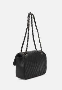 Borsa a tracolla in pelle nera trapuntata con forma rettangolare, dotata di una tracolla a catena e dettagli in metallo silver.