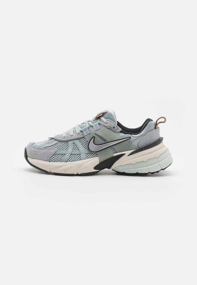 Baskets Nike bleu clair et gris avec dessus en mesh et suédine, logo swoosh noir, semelle épaisse blanche et noire, et languette au talon.