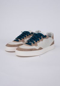 Sneaker beige e grigi con lacci turchesi, con un pannello superiore testurizzato, accenti in pelle liscia e un design perforato sui lati.