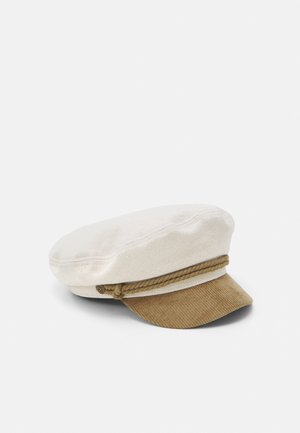 Casquette blanche style capitaine avec un cordon marron et une visière en velours côtelé marron assortie sur fond blanc.