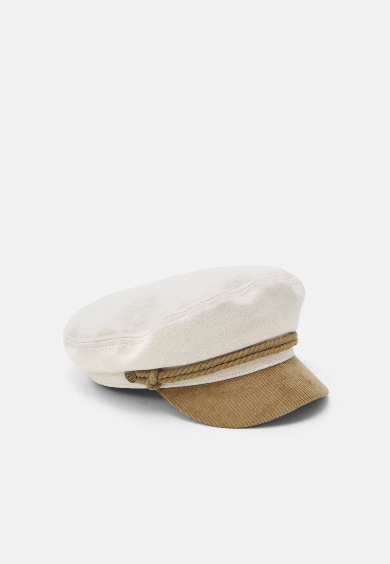 Casquette blanche style capitaine avec un cordon marron et une visière en velours côtelé marron assortie sur fond blanc.