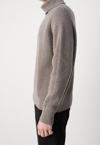 BOSS Stickad tröja - dark brown