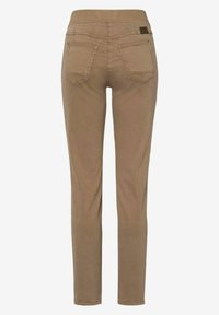 Braune, schlanke Hose aus weichem Baumwollgemisch. Mit einem glatten Bund, zwei Gesäßtaschen und dezenten Nähten.
