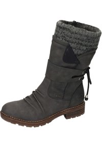 Bottine en cuir gris à col roulé en tricot gris, avec un système de laçage et une semelle texturée marron. Présente des accents en cuir sur les côtés.