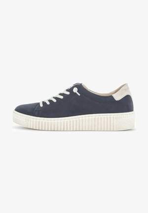 Marineblauer Wildledersneaker mit weißen Schnürsenkeln und einer cremefarbenen Gummisohle. Hat eine abgerundete Zehenpartie und einen kontrastierenden, strukturierten Fersenakzent.