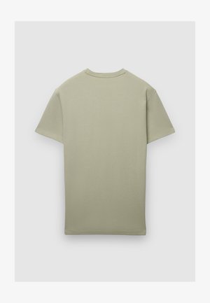 T-shirt à manches courtes de couleur vert olive avec un col rond, présentant une texture lisse et un design simple, sans motifs ni décorations.
