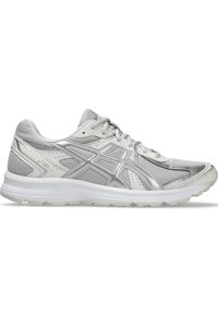 Chaussure de course gris clair et blanche avec panneaux en mesh, fermeture à lacets, et logo ASICS sur le côté et la languette, vue de profil.