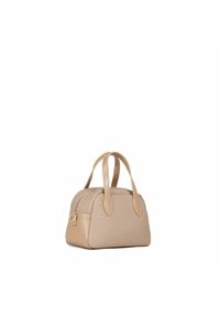 Beige taske med en struktureret stofkrop og glatte læderdetaljer. Har to korte hanke og en lynlåslukning på toppen.