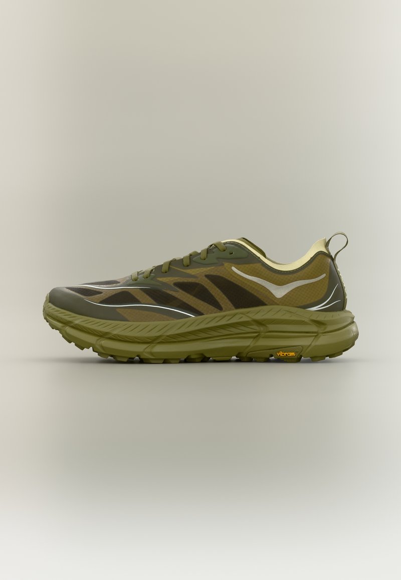 Αθλητικό παπούτσι ελιάς με άνω μέρος από δίχτυ, υφασμένο πέλμα, κορδόνια, αντανακλαστικές λεπτομέρειες και λογότυπο Vibram στη φτέρνα.